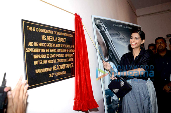 sonam kapoor unveils the neerja bhanot plaque at xaviers institute 2