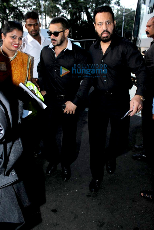 salman khan preity zinta and others snapped at the airport 8