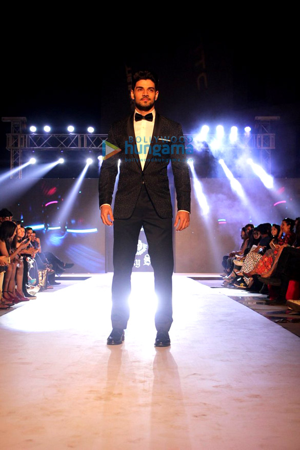 sonakshi sinha sooraj pancholi neil nitin mukesh and urvashi rautela grace the htc tech fashion tour 3