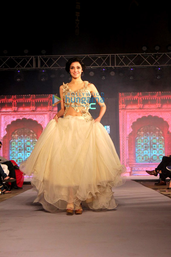 sonakshi sinha sooraj pancholi neil nitin mukesh and urvashi rautela grace the htc tech fashion tour 11