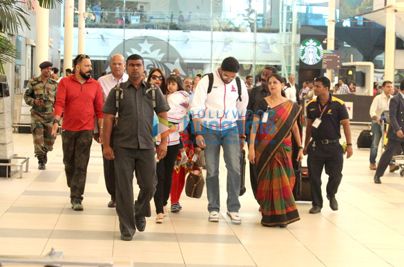 abhishek bachchan aishwarya rai bachchan aaradhya bachchan arrive from maldives 5