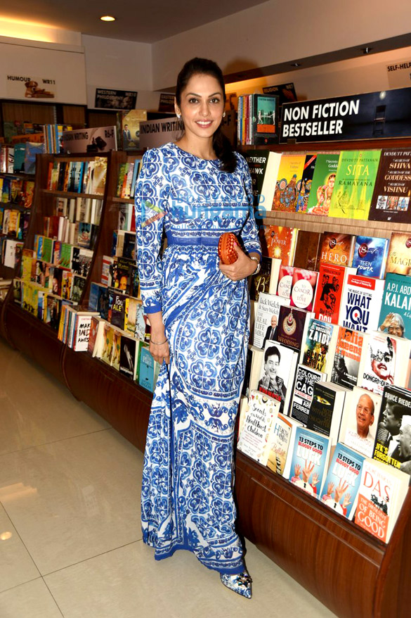 tusshar kapoor eesha koppikhar at the launch of roshani shenazs book angels speak 6
