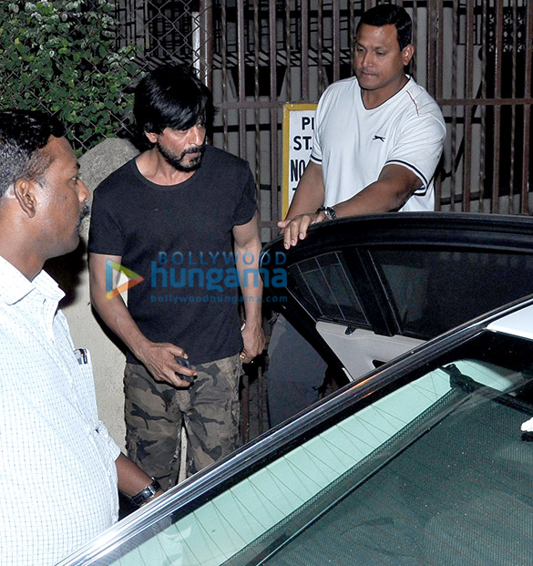 shah rukh khan snapped post dubbing session in bandra 2