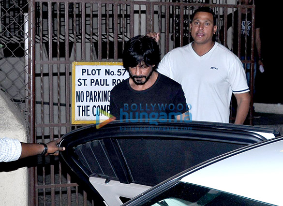 shah rukh khan snapped post dubbing session in bandra 3