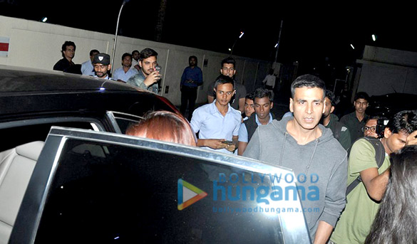 akshay kumar snapped with family post watching the room at pvr juhu 6