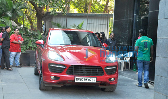 shahid kapoor his wife mira rajput snapped in suburbs 6