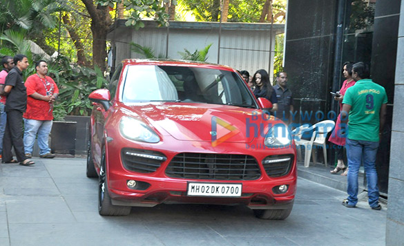 shahid kapoor his wife mira rajput snapped in suburbs 7