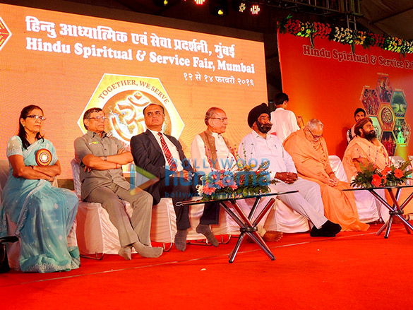 juhi chawla udit narayan and others at the opening of hindu spiritual and service fair 2016 4
