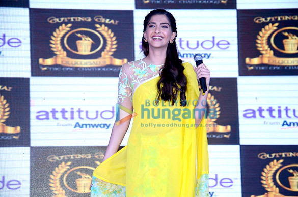 sonam kapoor promotes neerja at the cutting chai fest in national college 4