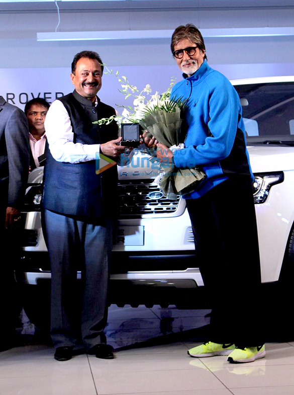 amitabh bachchan with his brand new range rover 4