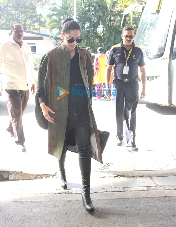 sonam kapoor goes to delhi 4