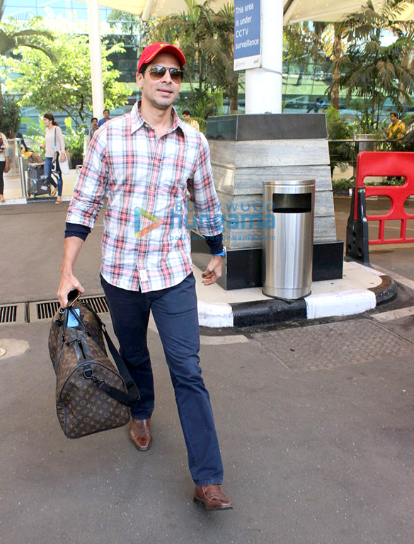 farhan akhtar dino morea others snapped at the airport 6