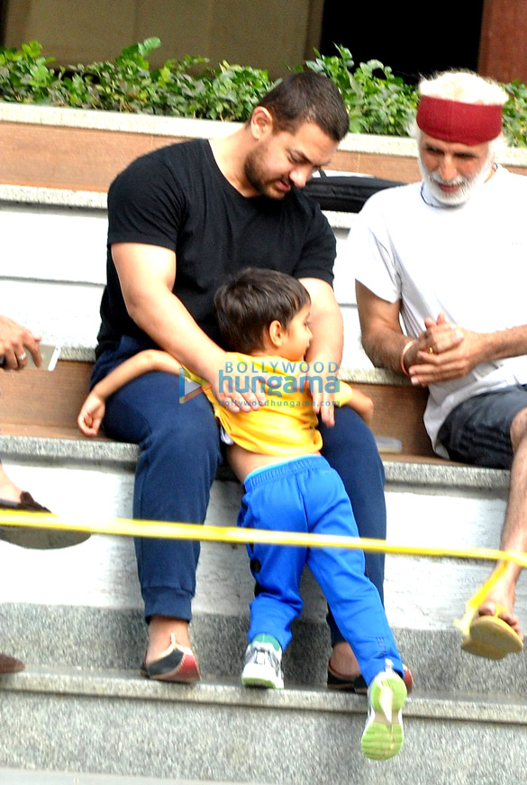 aamir khan snapped taking a walk with his son azad rao khan in bandra 4