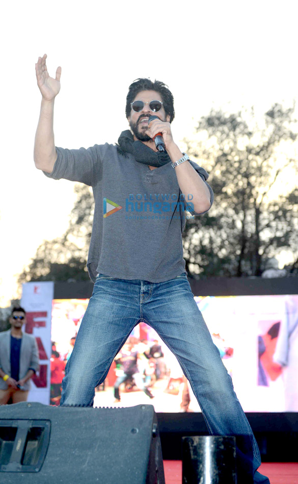 shah rukh khan launches fan anthem at hans raj college in delhi 13