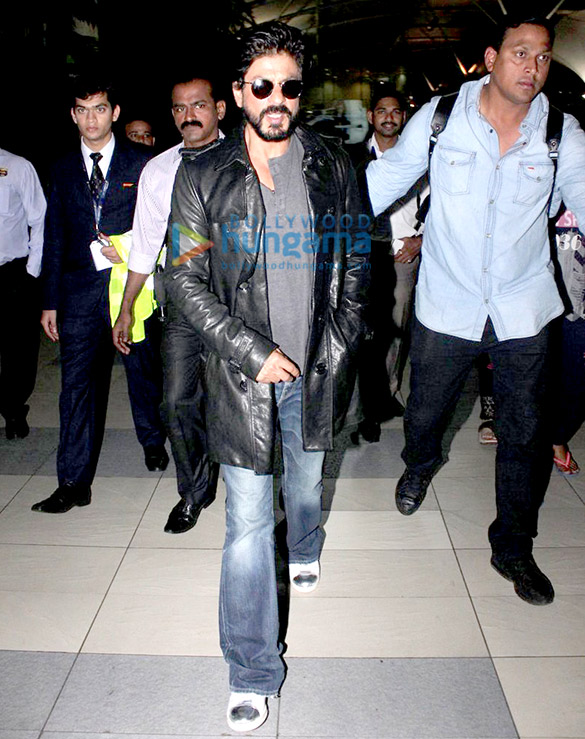 shah rukh khan returns from delhi after the launch of fan anthem 10