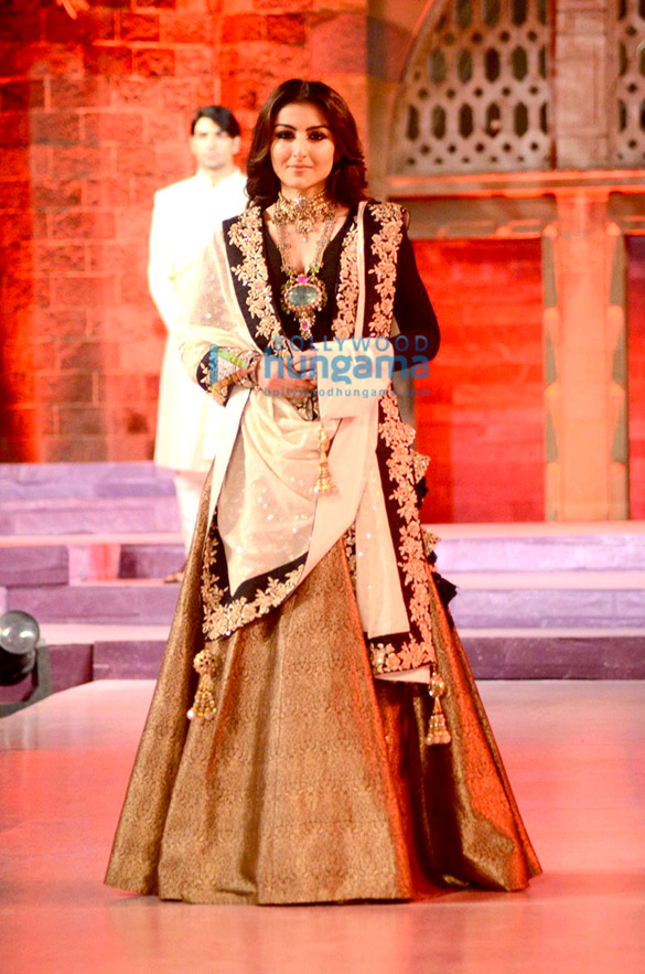 sonali bendre soha ali khan walk the ramp for make in india fashion show 3