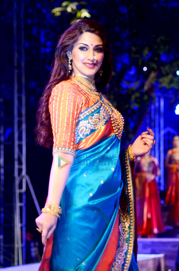 sonali bendre soha ali khan walk the ramp for make in india fashion show 2