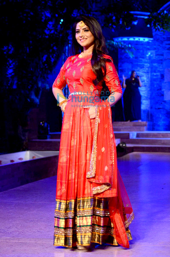 sonali bendre soha ali khan walk the ramp for make in india fashion show 4