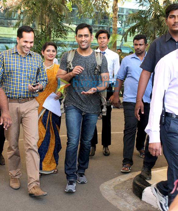 karan johar suhana khan kriti sanon mahendra singh dhoni others snapped at domestic airport 4