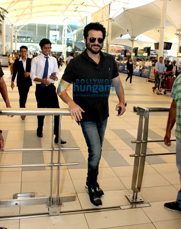 karan johar suhana khan kriti sanon mahendra singh dhoni others snapped at domestic airport 8