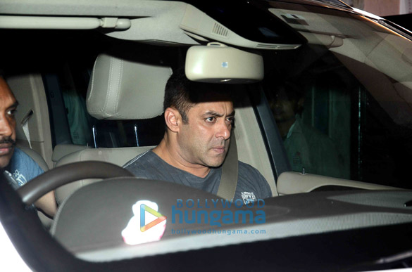 salman khan jacqueline fernandez chitrangda singh return from surat after a concert 10
