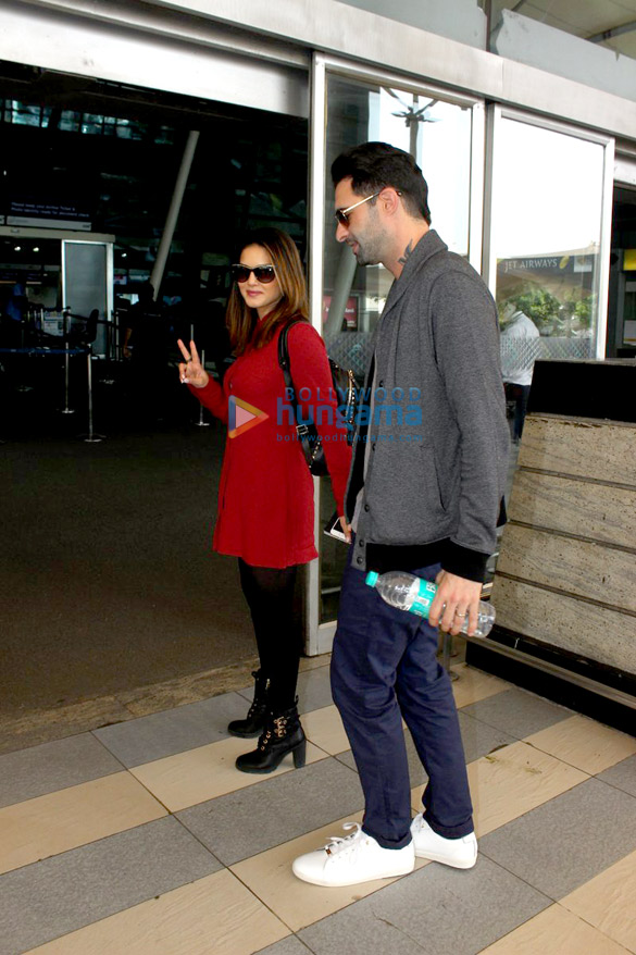 sunny leone riteish deshmukh and others snapped at the domestic airport 9