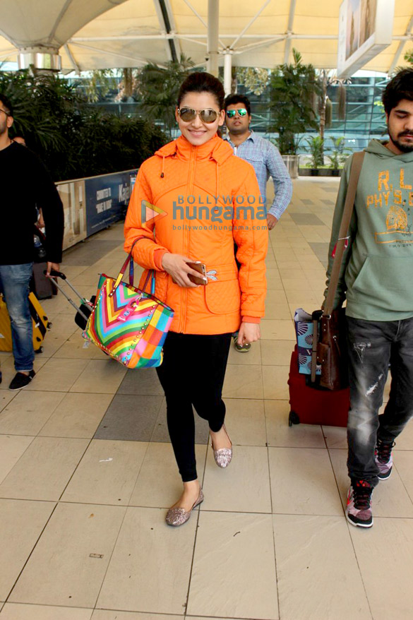 sunny leone riteish deshmukh and others snapped at the domestic airport 5