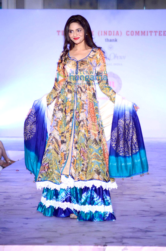 celebs walk the ramp for terry fox india committee 8