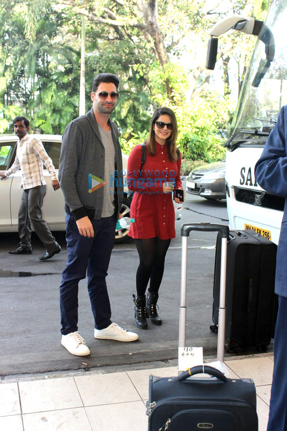 sunny leone riteish deshmukh and others snapped at the domestic airport 7