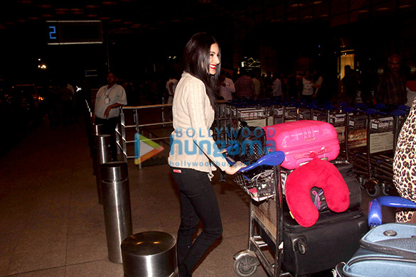 amyra dastur snapped at the international airport while leaving for the shoot of kung fu yoga 11
