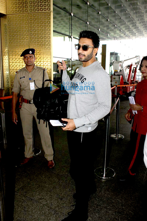 ranveer singh snapped leaving to shoot for befikre in paris 7
