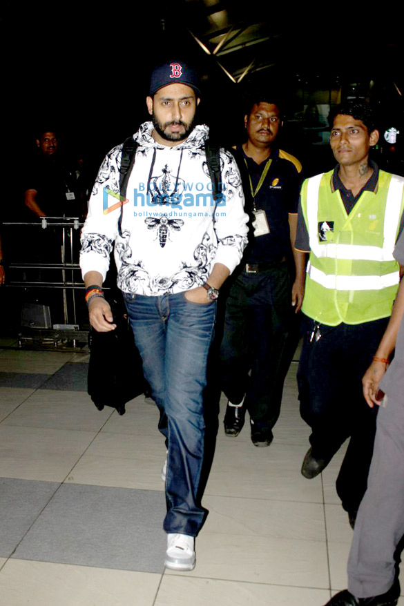 aditya roy kapur sonam kapoor others snapped at the domestic airport 7