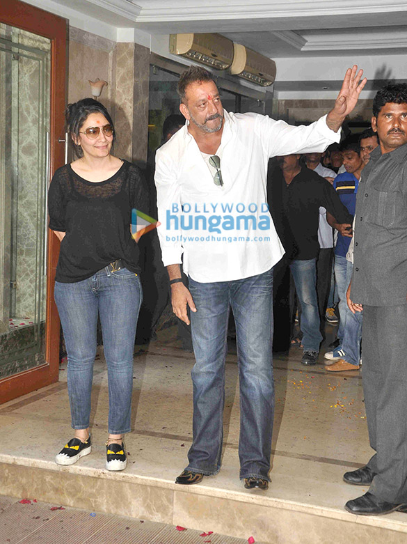 sanjay dutt meets the media at his home in bandra 4