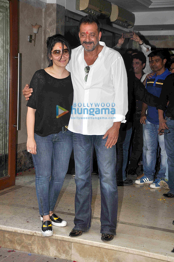 sanjay dutt meets the media at his home in bandra 2