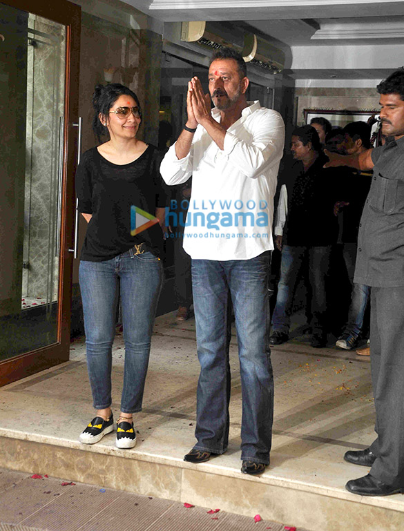 sanjay dutt meets the media at his home in bandra 3