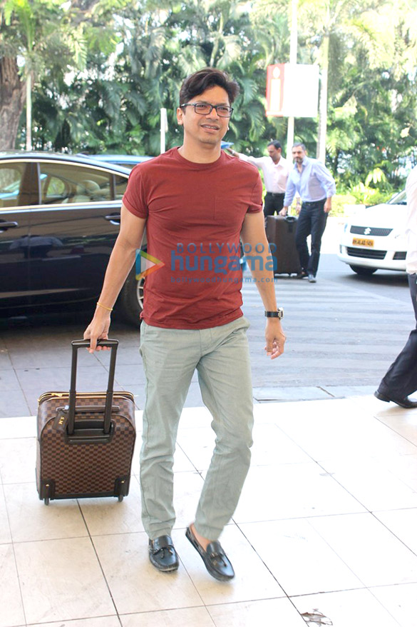 aditya roy kapur other celebs snapped at the domestic airport 4