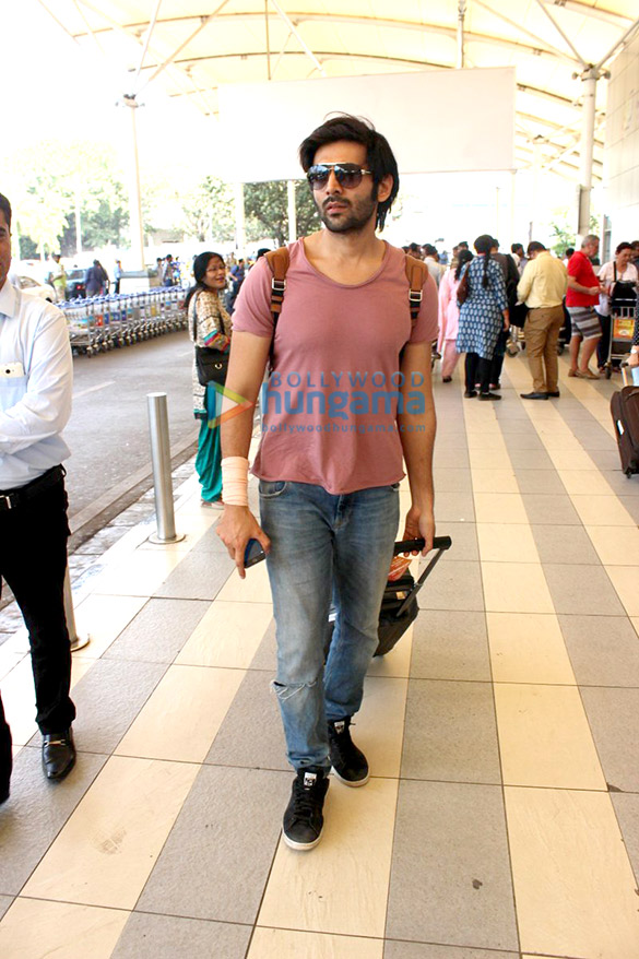aditya roy kapur other celebs snapped at the domestic airport 6