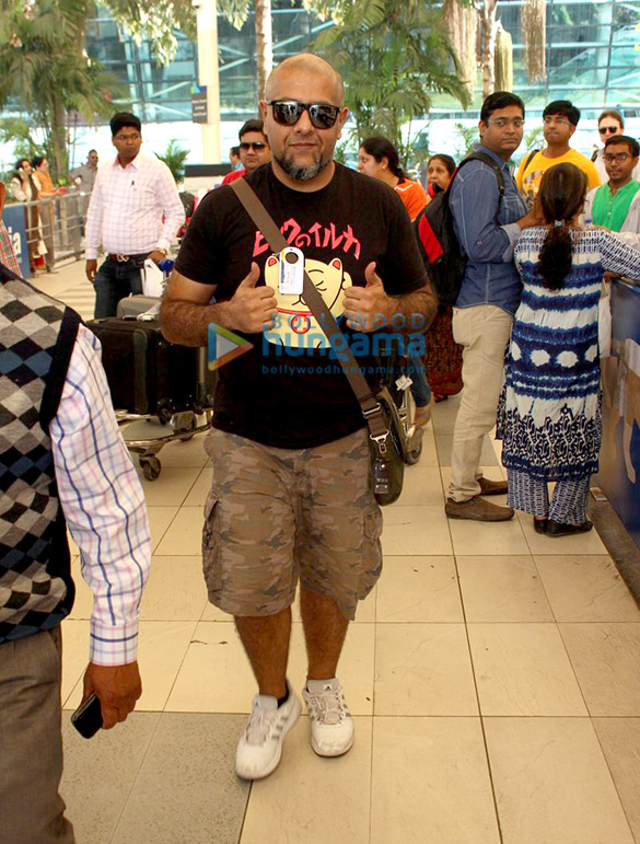 aditya roy kapur other celebs snapped at the domestic airport 9