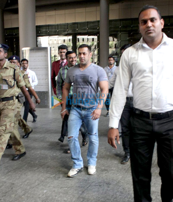 salman khan returns after a short vacation in dubai 6