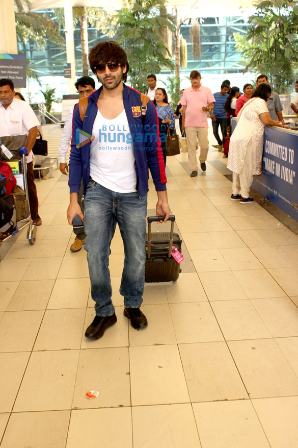 farhan akhtar esha gupta others snapped at the domestic airport 8