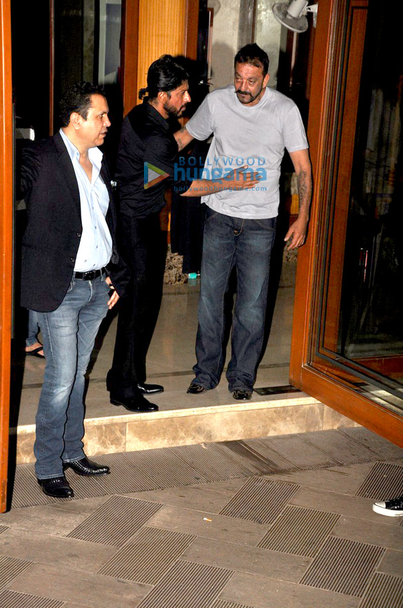 shah rukh khan visits sanjay dutts home post his release 3