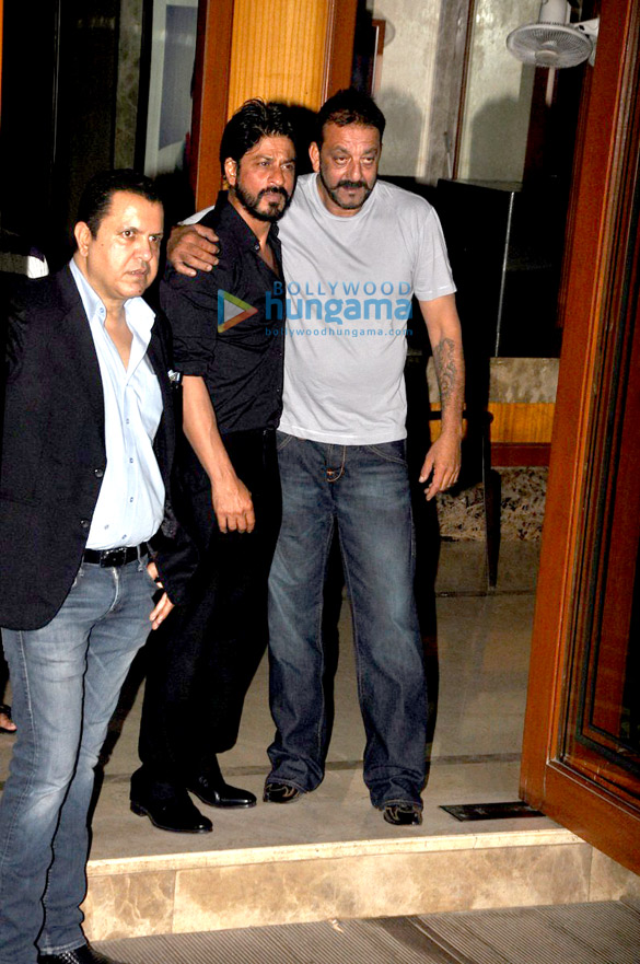 shah rukh khan visits sanjay dutts home post his release 2