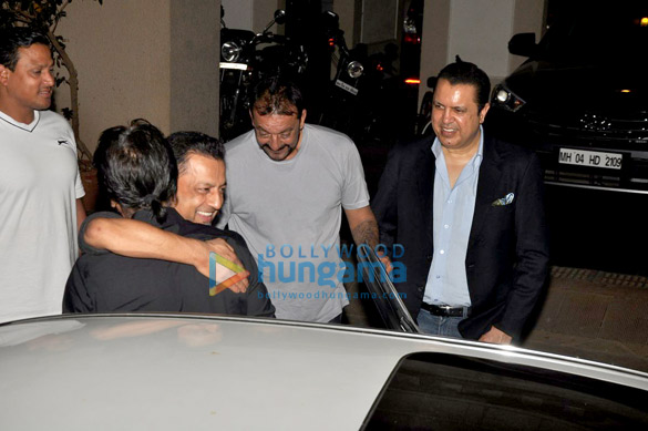 shah rukh khan visits sanjay dutts home post his release 11