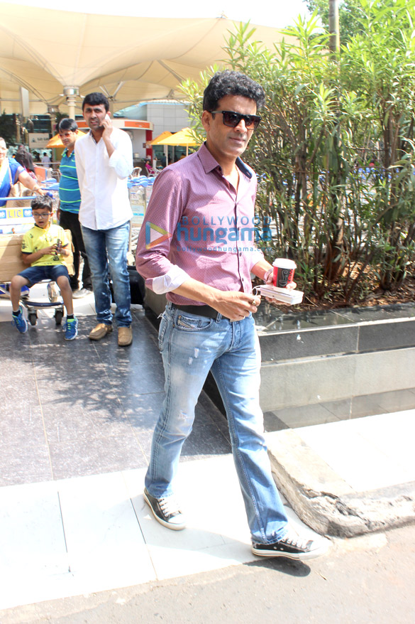 farhan akhtar manoj bajpai hazel keech snapped at the domestic airport 6