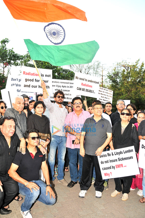 irrfan khan flags off the silent march by residents of lokhandwala oshiwara to prevent installation of 4g tower in public ground 4
