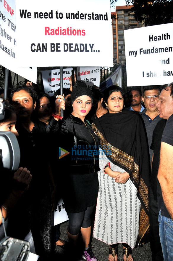 irrfan khan flags off the silent march by residents of lokhandwala oshiwara to prevent installation of 4g tower in public ground 6