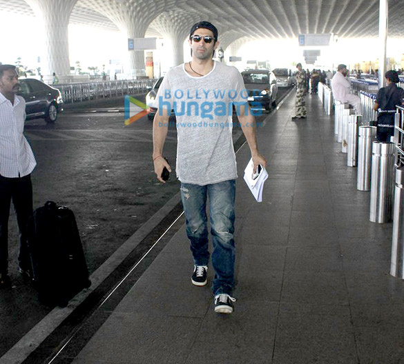 aditya roy kapur departs for dubai 3