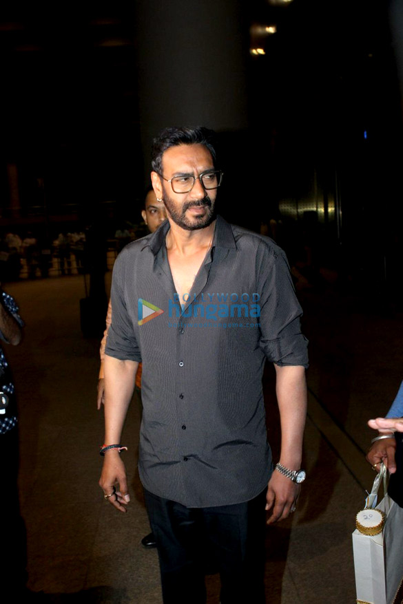 ajay devgn virat kohli others snapped at the airport 7