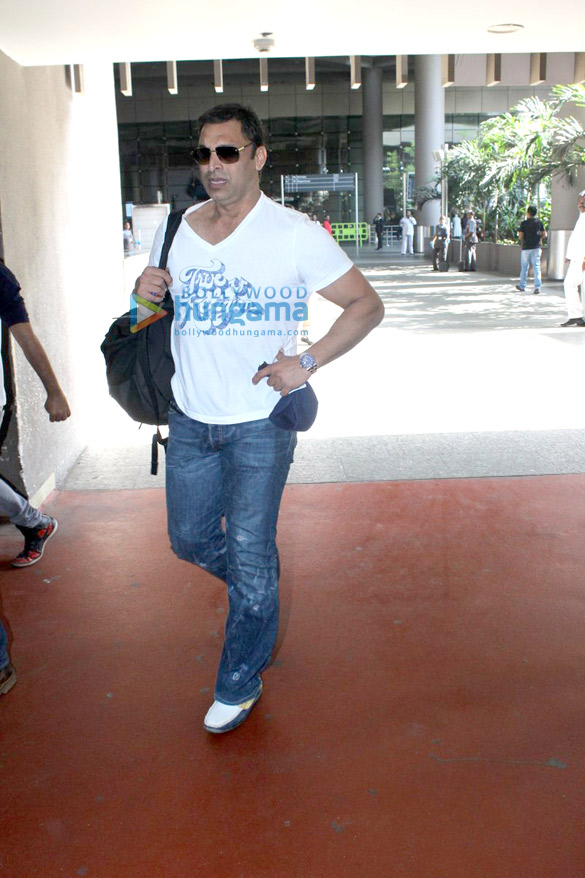 ajay devgn virat kohli others snapped at the airport 6
