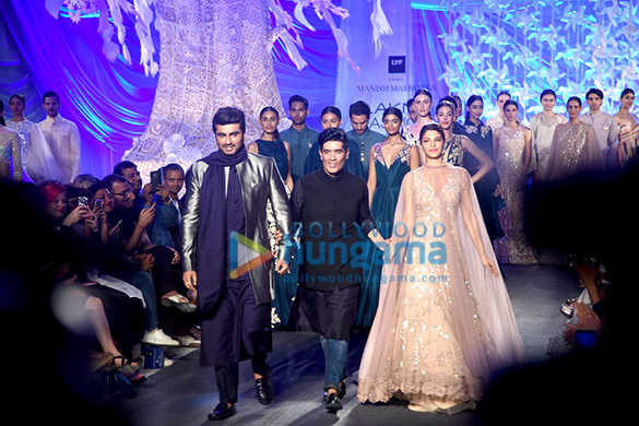 arjun kapoor jacqueline fernandez walk the ramp for manish malhotra at the lfw show 8